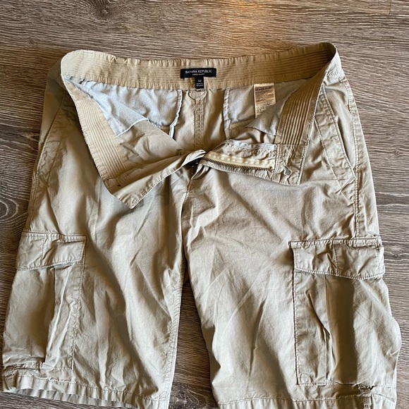 Banana Republic Cargo shorts Size 32 tan - Picture 3 of 4